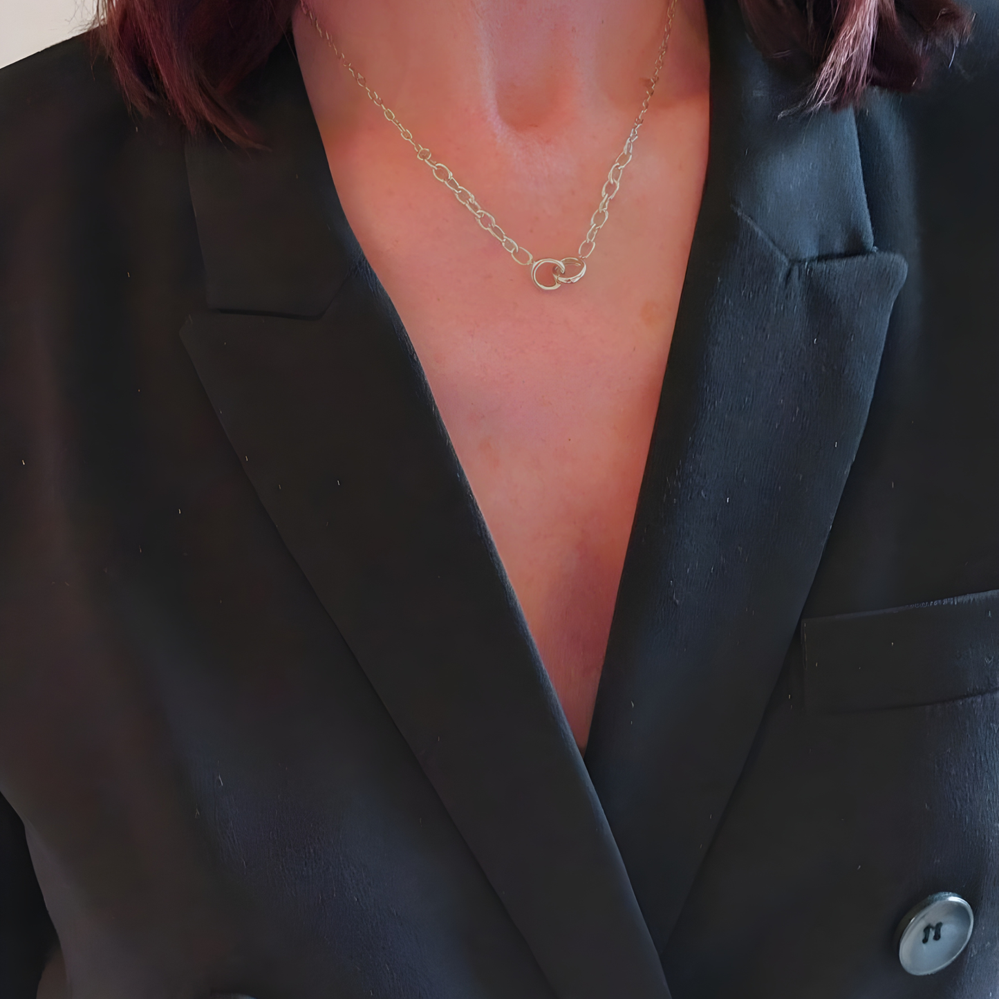 Model mit kurzer feiner Silberkette 40cm mit 2 kleinen Ringen. Silberschmuck von Hug the Lioness aus Österreich.